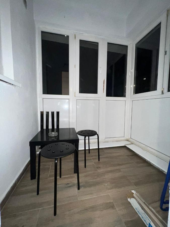 First Studio Bucharest Luaran gambar